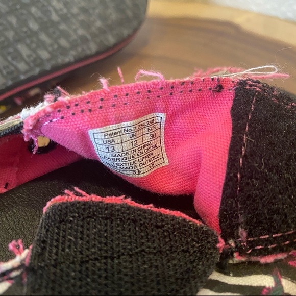 Sanuks girls zebra pink and black slip on slides flats 13 - Picture 6 of 6